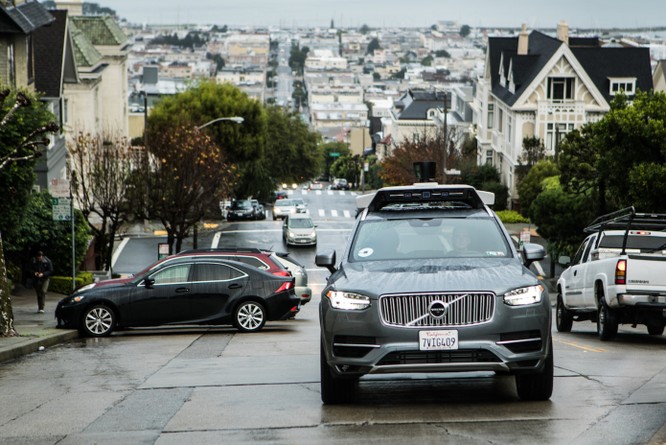 Chiếc xe thử nghiệm tính năng tự lái của Uber đang chạy trên đường ở San Francisco