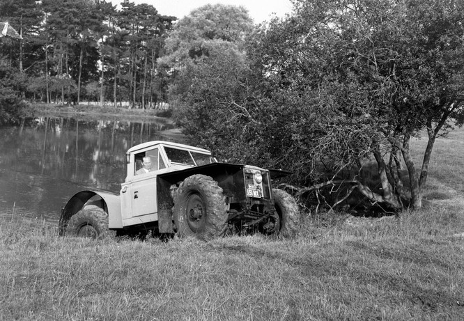 Nhìn lại 70 năm lịch sử của Land Rover qua từng tấm hình ảnh 12