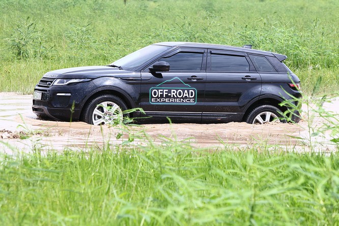 Với Land Rover, một tay mơ cũng có thể trở thành một chuyên gia Off-road ảnh 14