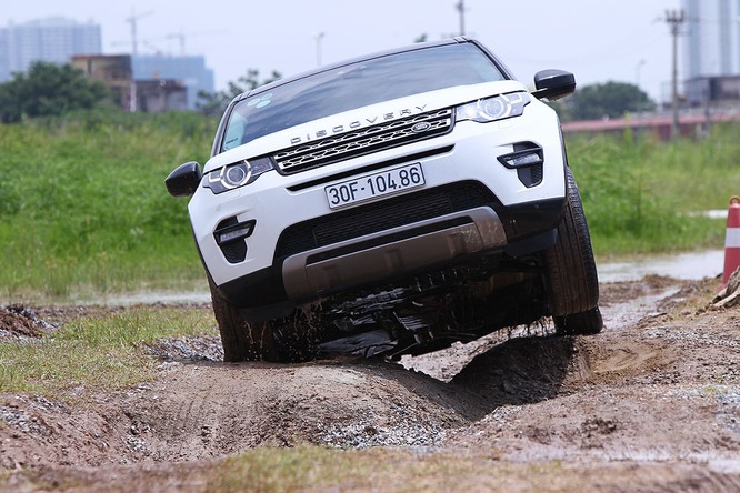 Với Land Rover, một tay mơ cũng có thể trở thành một chuyên gia Off-road ảnh 4