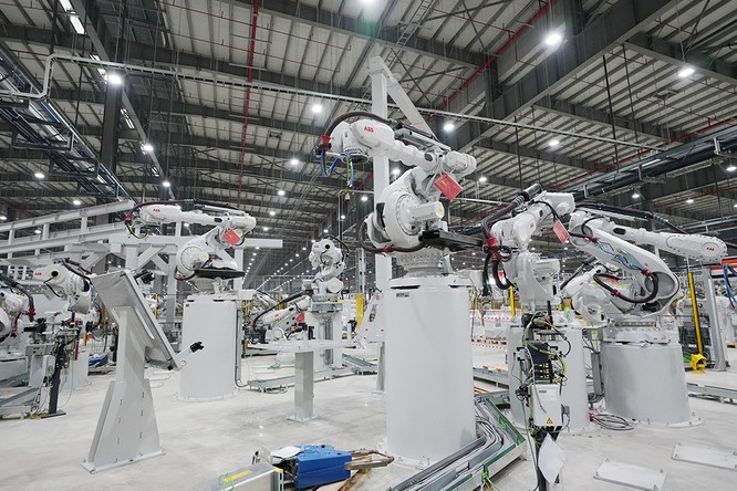Chiêm ngưỡng “binh đoàn” Robot tại nhà máy ô tô VinFast ảnh 5