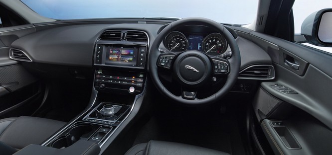 Jaguar XE mới và cũ: Hãy xem những khác biệt! ảnh 8