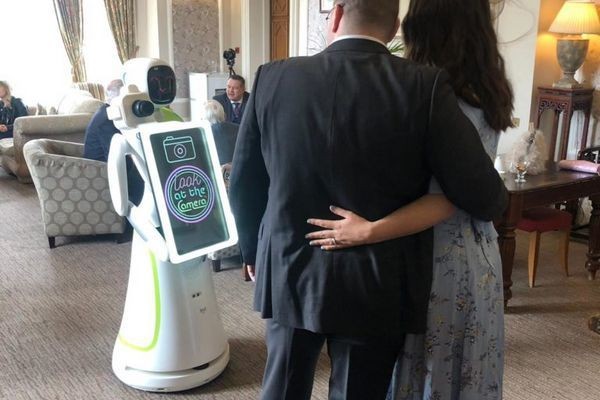Eva - robot chụp tiệc cưới với khả năng nhận diện khách mời