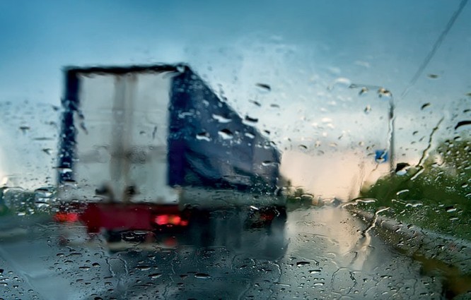 Những nguyên tắc “sinh tồn” khi lái xe trong mưa bão ảnh 3