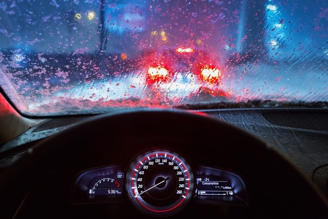 Những nguyên tắc “sinh tồn” khi lái xe trong mưa bão ảnh 1