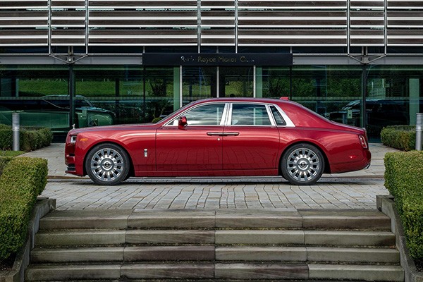 Đấu giá chiếc Rolls-Royce phiên bản Bespoke Red Phantom đặc biệt ảnh 2