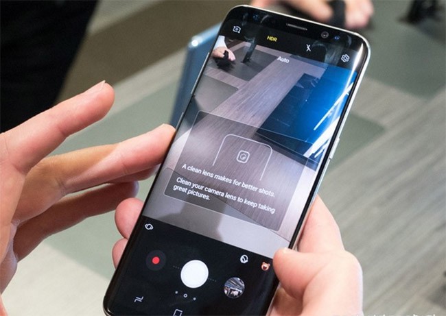 Galaxy S8 có chức năng nhắc người dùng… lau ống kính camera ảnh 1