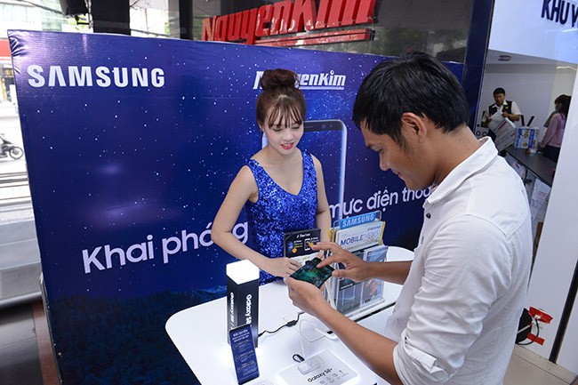 Galaxy S8 Plus “đắt sô” ngày đầu mở bán tại Việt Nam ảnh 4