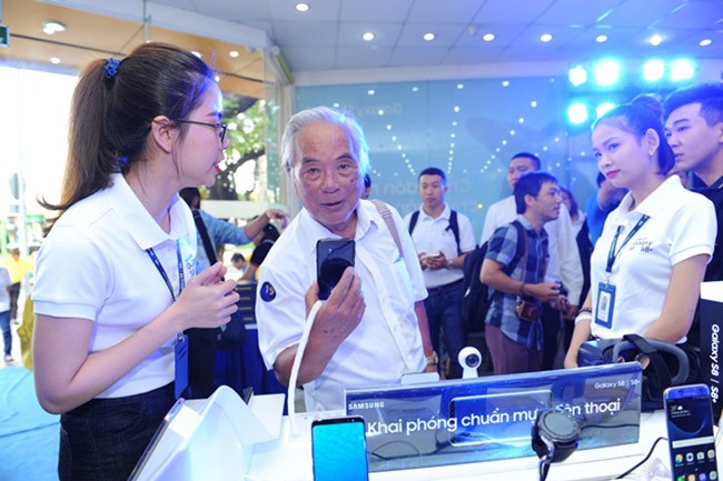 Galaxy S8 Plus “đắt sô” ngày đầu mở bán tại Việt Nam ảnh 5