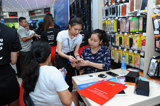 Galaxy S8 Plus “đắt sô” ngày đầu mở bán tại Việt Nam ảnh 7