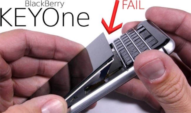 BlackBerry đổ thêm keo vào màn hình KEYone ảnh 1