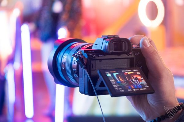 Sony tung ra máy ảnh A7R III thách thức các mẫu full-frame của Canon ảnh 1