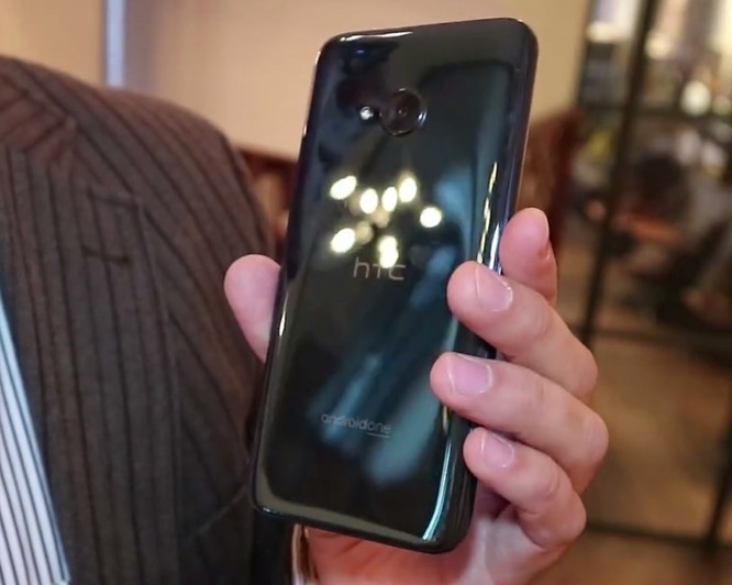 Hai smartphone “bí ẩn” của HTC lộ diện qua video trên tay ảnh 7