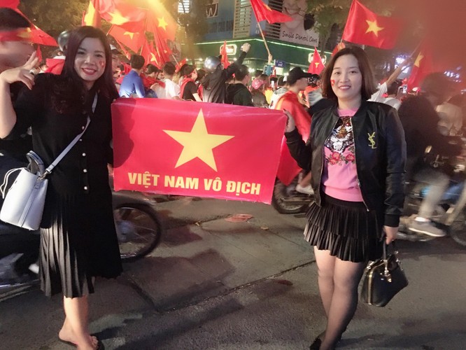 Người dân cả nước đang đổ ra đường mừng chiến thắng của U23 Việt Nam ảnh 7