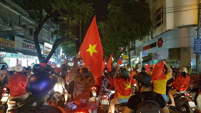 Người dân cả nước đang đổ ra đường mừng chiến thắng của U23 Việt Nam ảnh 15