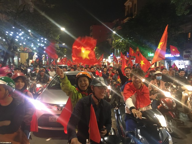 Người dân cả nước đang đổ ra đường mừng chiến thắng của U23 Việt Nam ảnh 5