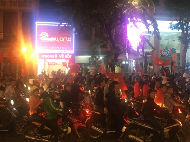 Người dân cả nước đang đổ ra đường mừng chiến thắng của U23 Việt Nam ảnh 13