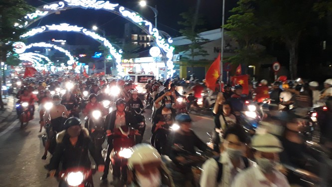 Người dân cả nước đang đổ ra đường mừng chiến thắng của U23 Việt Nam ảnh 10