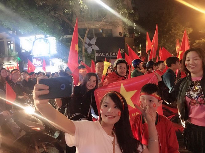 Người dân cả nước đang đổ ra đường mừng chiến thắng của U23 Việt Nam ảnh 8