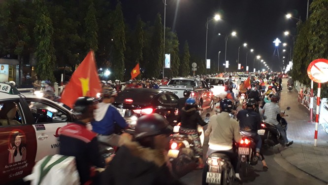 Người dân cả nước đang đổ ra đường mừng chiến thắng của U23 Việt Nam ảnh 11