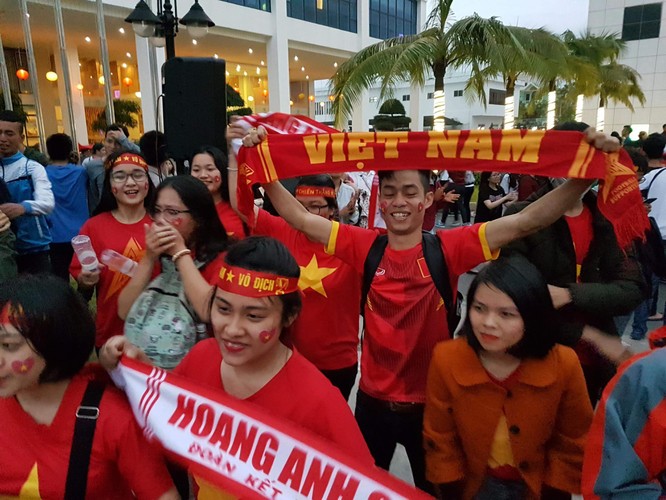 Người dân cả nước đang đổ ra đường mừng chiến thắng của U23 Việt Nam ảnh 4