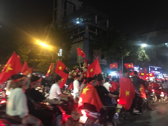 Người dân cả nước đang đổ ra đường mừng chiến thắng của U23 Việt Nam ảnh 14