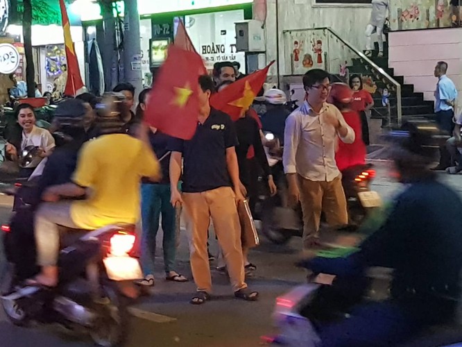 Người dân cả nước đang đổ ra đường mừng chiến thắng của U23 Việt Nam ảnh 17