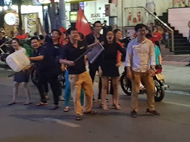 Người dân cả nước đang đổ ra đường mừng chiến thắng của U23 Việt Nam ảnh 18