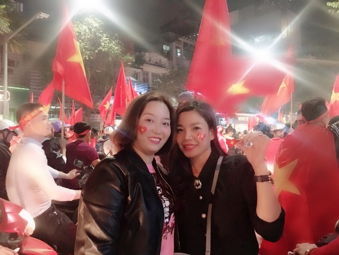 Người dân cả nước đang đổ ra đường mừng chiến thắng của U23 Việt Nam ảnh 6