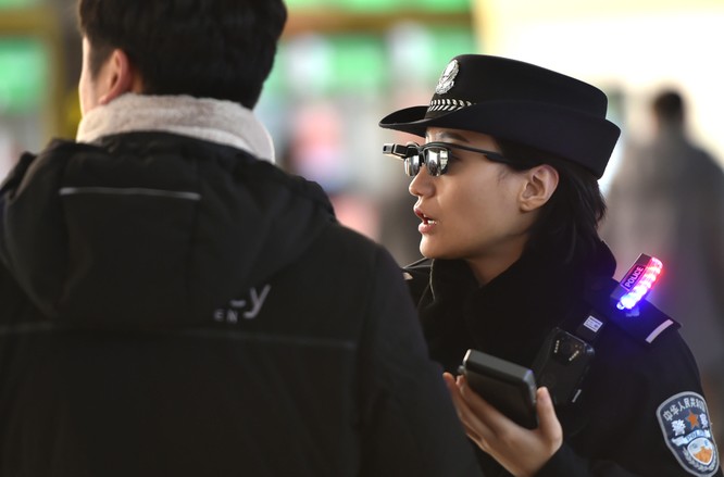 Cảnh sát Trung Quốc được trang bị kính nhận diện khuôn mặt để tìm nghi phạm ảnh 2