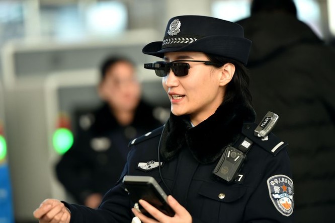 Cảnh sát Trung Quốc được trang bị kính nhận diện khuôn mặt để tìm nghi phạm ảnh 4