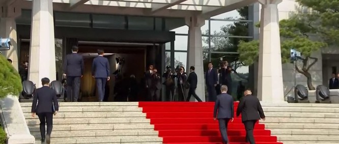 Toàn cảnh cuộc gặp lịch sử giữa Chủ tịch Triều Tiên Kim Jong Un và Tổng thống Hàn Quốc Moon Jae In ảnh 16