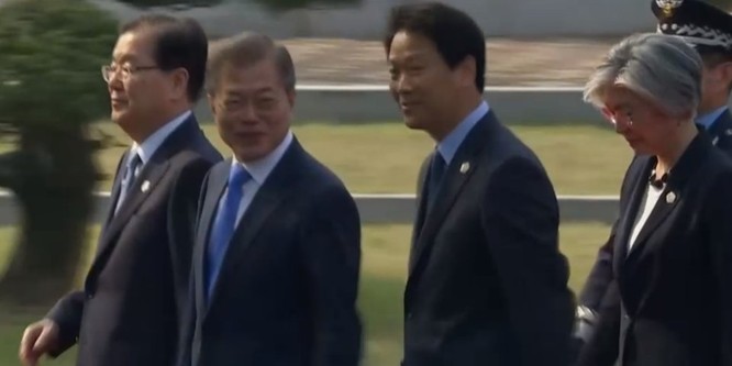 Toàn cảnh cuộc gặp lịch sử giữa Chủ tịch Triều Tiên Kim Jong Un và Tổng thống Hàn Quốc Moon Jae In ảnh 1