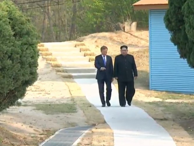 Toàn cảnh cuộc gặp lịch sử giữa Chủ tịch Triều Tiên Kim Jong Un và Tổng thống Hàn Quốc Moon Jae In ảnh 30