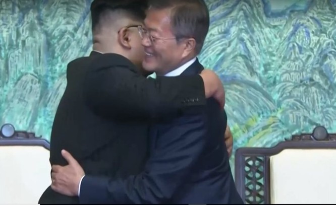 Toàn cảnh cuộc gặp lịch sử giữa Chủ tịch Triều Tiên Kim Jong Un và Tổng thống Hàn Quốc Moon Jae In ảnh 35