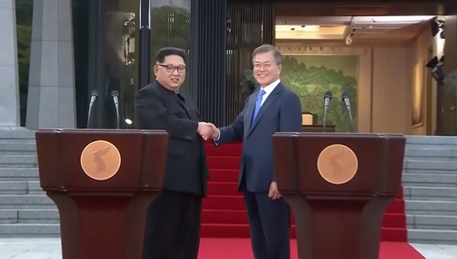 Toàn cảnh cuộc gặp lịch sử giữa Chủ tịch Triều Tiên Kim Jong Un và Tổng thống Hàn Quốc Moon Jae In ảnh 38