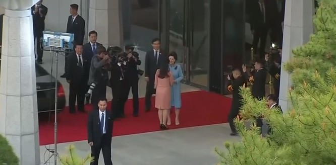 Toàn cảnh cuộc gặp lịch sử giữa Chủ tịch Triều Tiên Kim Jong Un và Tổng thống Hàn Quốc Moon Jae In ảnh 39