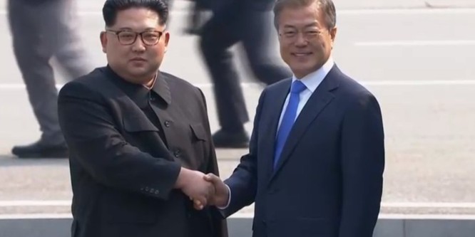 Toàn cảnh cuộc gặp lịch sử giữa Chủ tịch Triều Tiên Kim Jong Un và Tổng thống Hàn Quốc Moon Jae In ảnh 7