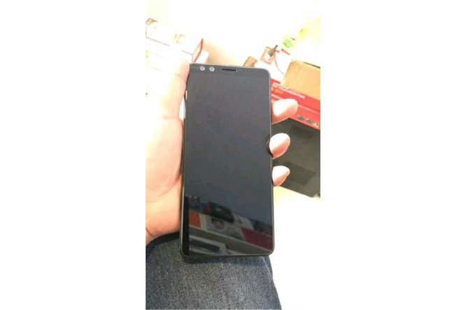 HTC U12+ lộ diện qua ảnh chụp trộm: thiết kế không ấn tượng ảnh 1