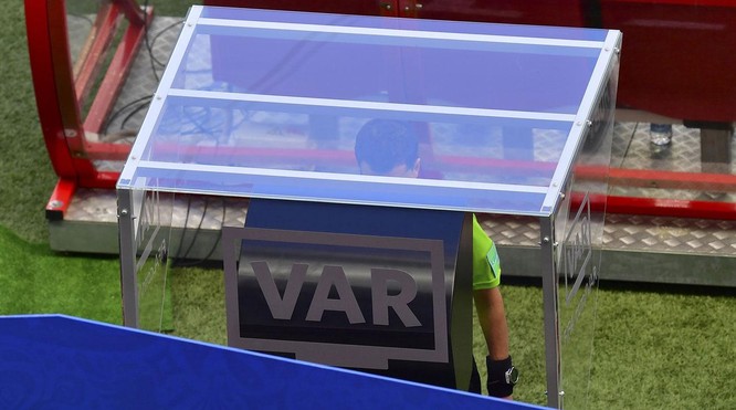 World Cup 2018: Cột mốc lịch sử được thiết lập khi lần đầu tiên công nghệ VAR được sử dụng để “tặng” cho Pháp quả penalty ảnh 2