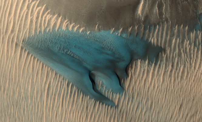 Xuất hiện đụn cát xanh bí ẩn trên bề mặt sao Hỏa ảnh 1