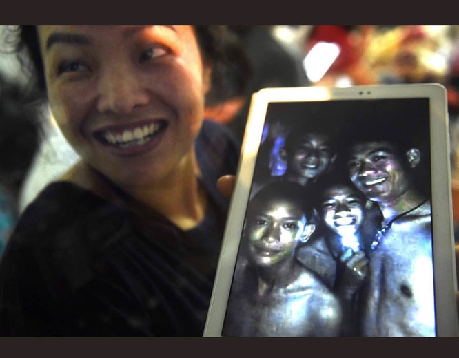 Chùm ảnh những nỗ lực đưa đội bóng thiếu niên Thái Lan ra ngoài hang động ngập lụt ở Chiang Rai ảnh 22