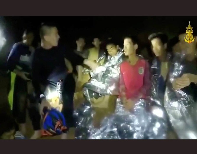 Chùm ảnh những nỗ lực đưa đội bóng thiếu niên Thái Lan ra ngoài hang động ngập lụt ở Chiang Rai ảnh 7