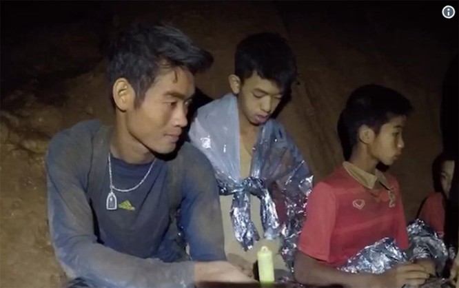 Cập nhật chiến dịch giải cứu đội bóng thiếu niên Thái Lan: 4 cậu bé đã được đưa ra ngoài ảnh 11