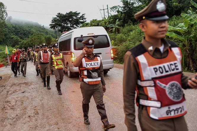 Cập nhật chiến dịch giải cứu đội bóng Thái Lan: 8 cậu bé đã được giải cứu ảnh 15