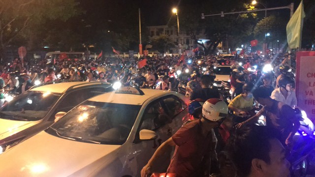 Người dân cả nước tràn ra đường mừng chiến tích của Olympic Việt Nam ảnh 17