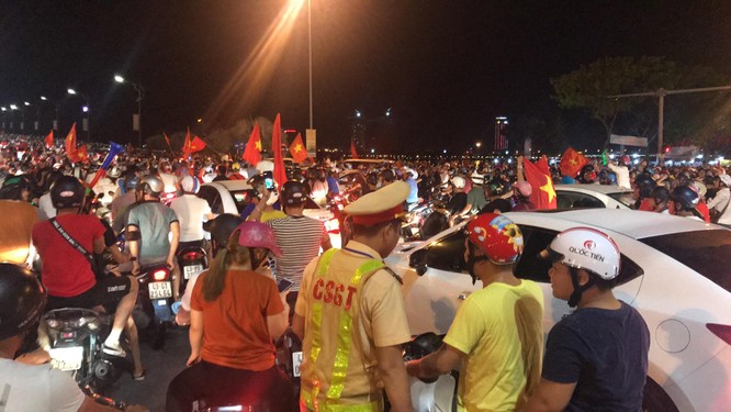 Người dân cả nước tràn ra đường mừng chiến tích của Olympic Việt Nam ảnh 19