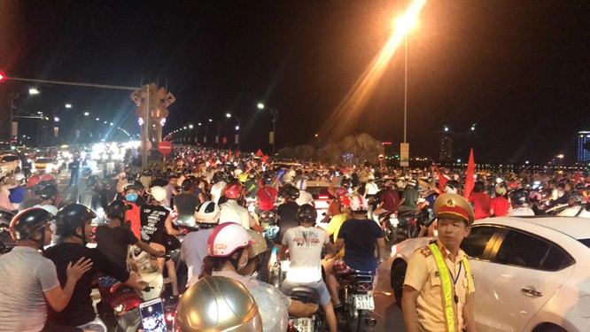Người dân cả nước tràn ra đường mừng chiến tích của Olympic Việt Nam ảnh 21