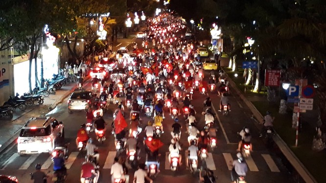 Người dân cả nước tràn ra đường mừng chiến tích của Olympic Việt Nam ảnh 22