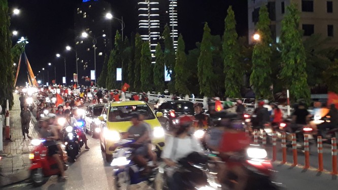Người dân cả nước tràn ra đường mừng chiến tích của Olympic Việt Nam ảnh 23